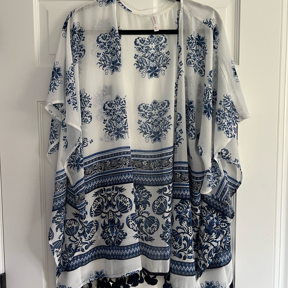 Xhilaration Blue and White Floral Kimono